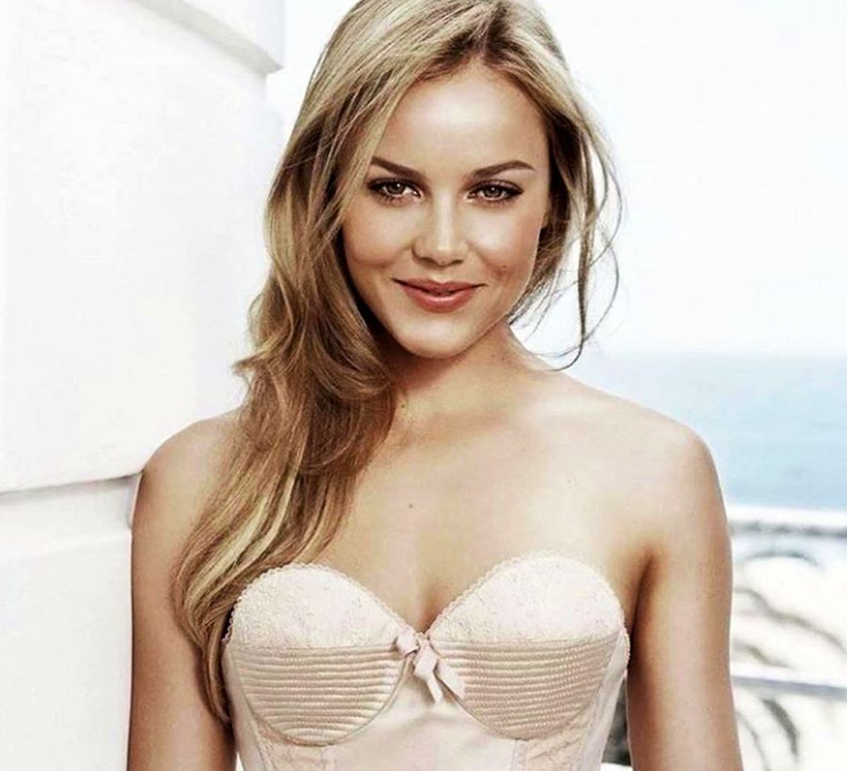 FOTO Seducătoarea actriță Abbie Cornish e din nou singură, după ce s-a despărțit de luptătorul de MMA cu care se logodise: „Are cineva numărul ei?”