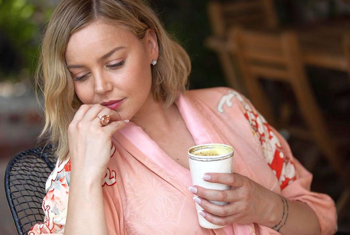 FOTO Seducătoarea actriță Abbie Cornish e din nou singură, după ce s-a despărțit de luptătorul de MMA cu care se logodise: „Are cineva numărul ei?”