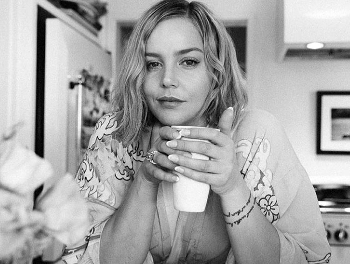 FOTO Seducătoarea actriță Abbie Cornish e din nou singură, după ce s-a despărțit de luptătorul de MMA cu care se logodise: „Are cineva numărul ei?”