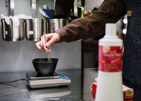 Vopsit acasă vs. vopsit la salon - avantaje și dezavantaje