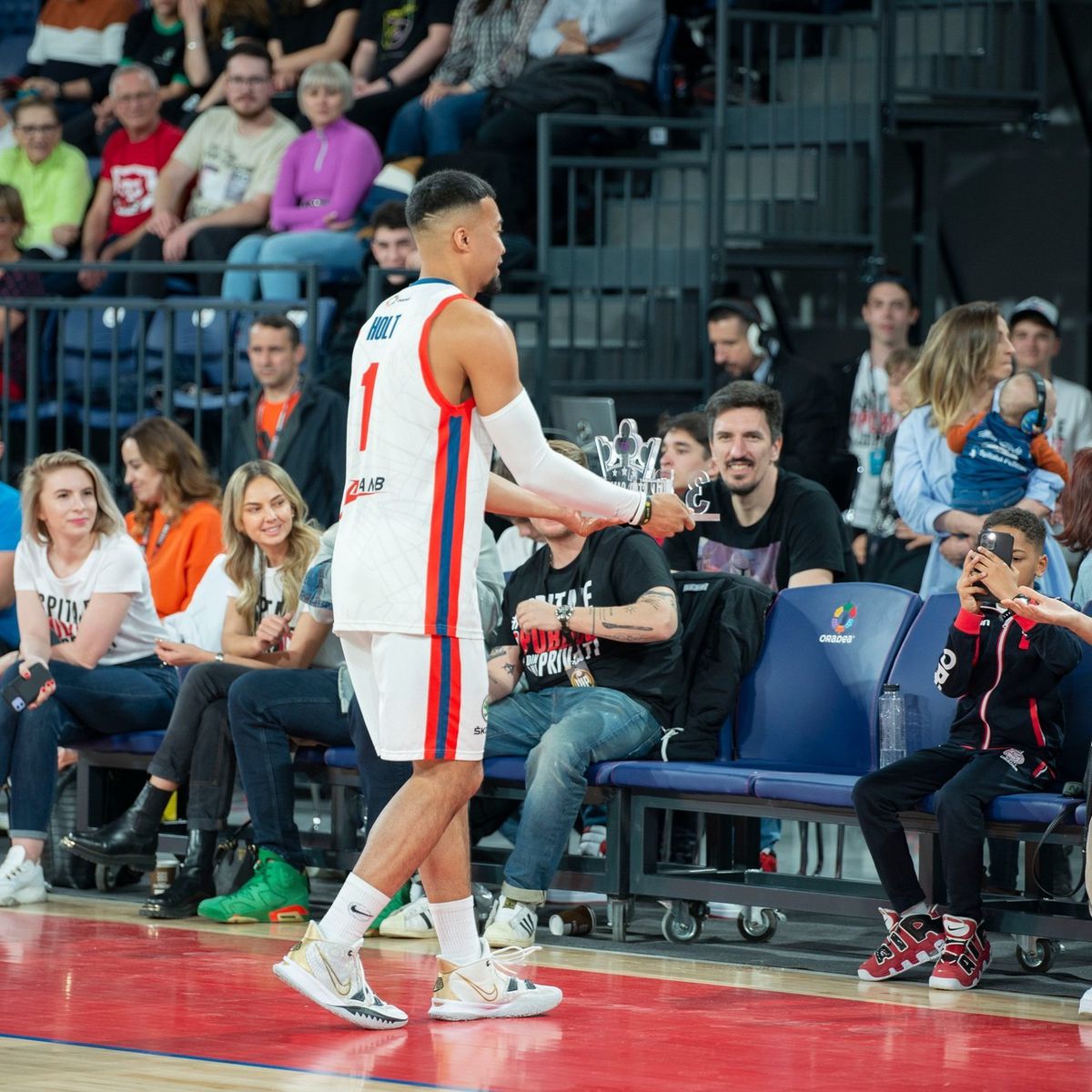 Sala de 30 de milioane de euro, inaugurată cu un eveniment în stil american » Imagini spectaculoase