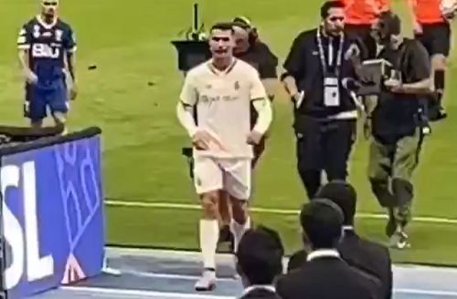 Cristiano Ronaldo a scăpat basma curată, după ce le-a arătat semne obscene fanilor adverși.