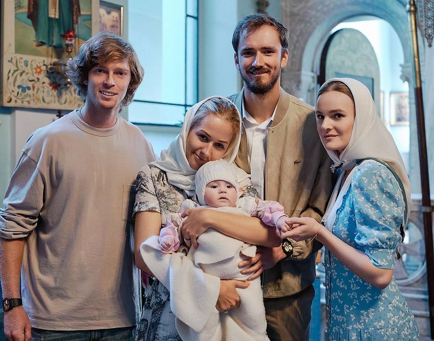 Daniil Medvedev alături de soția sa și de nașii micuței Alisa
