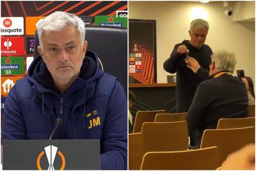 Jose Mourinho și-a întrerupt conferința pentru a-i da unui ziarist olandez un breloc cu trofeul Europa League