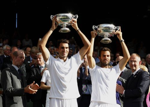 Horia Tecău și Jean-Jules Rojer cu trofeele de la Wimbledon 2015 Foto: Imago