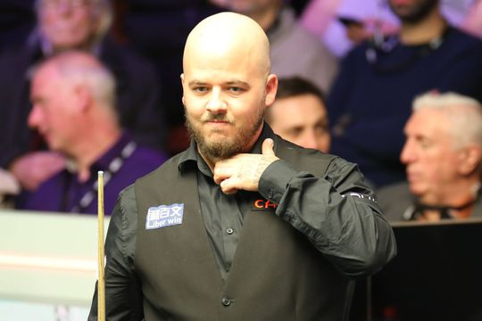 Luca Brecel (29 de ani), deținătorul titlului, a fost eliminat în primul tur al Campionatului Mondial de Snooker. L-a învins David Gilbert (42 de ani), scor 10-9.
