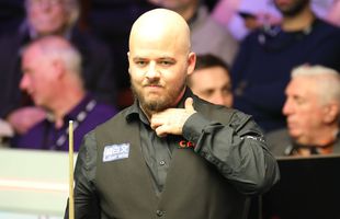 Luca Brecel, deținătorul titlului, a fost eliminat într-un mod incredibil în primul tur al Campionatului Mondial de Snooker