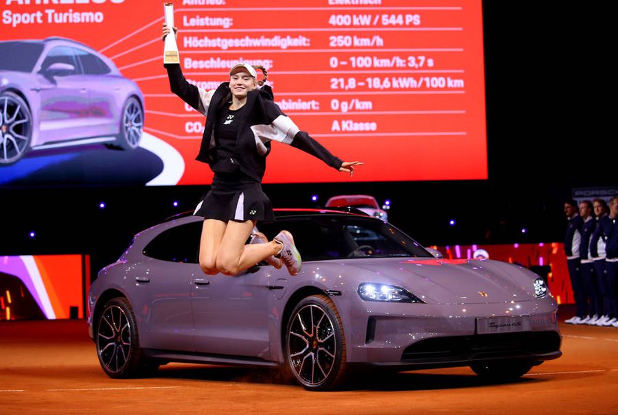 Elena Rybakina, mai aproape cu un pas de un al doilea Porsche