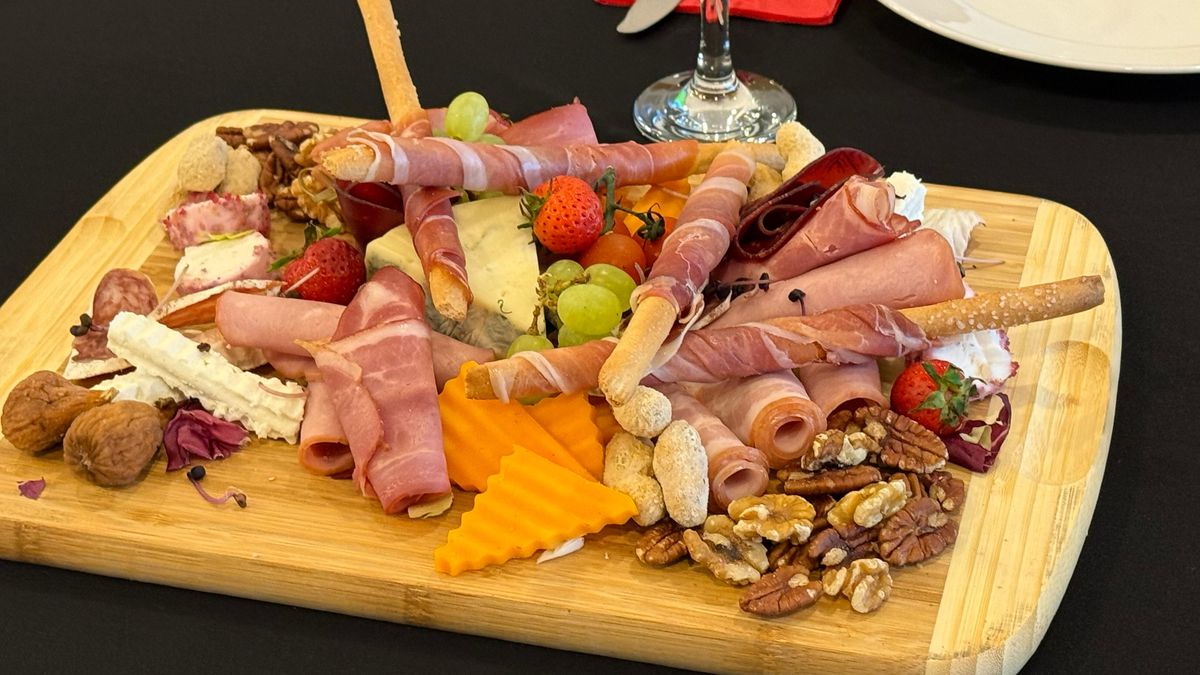 Cum arată meniul pentru fanii care au plătit 390 lei la Dinamo - Universitatea Craiova: ce surpriză au primit