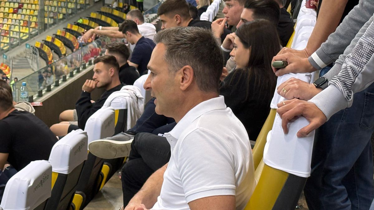 Ipostază neașteptată la Dinamo - Craiova » Vedeta, surprinsă cu trabuc și cu un pahar de vin la VIP