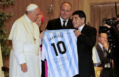 Copilul sărac din Buenos Aires și geniul fotbalului » O prietenie scrisă cu suflet: Papa Francisc și Maradona
