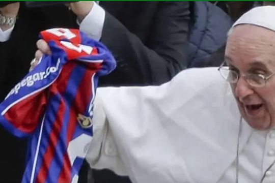Papa Jorge Mario Bergoglio pozând cu tricoul lui San Lorenzo, echipa sa de suflet, la care deținea carnetul de socio cu numărul 88235N - 0 / Foto: Imago