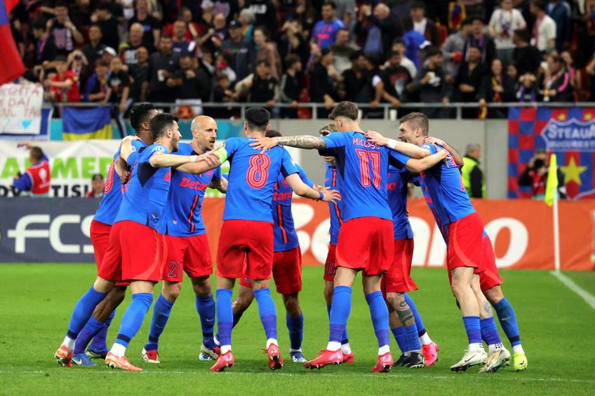 Gigi Becali îl premiază pe Mihai Popescu (stânga) după FCSB - CFR