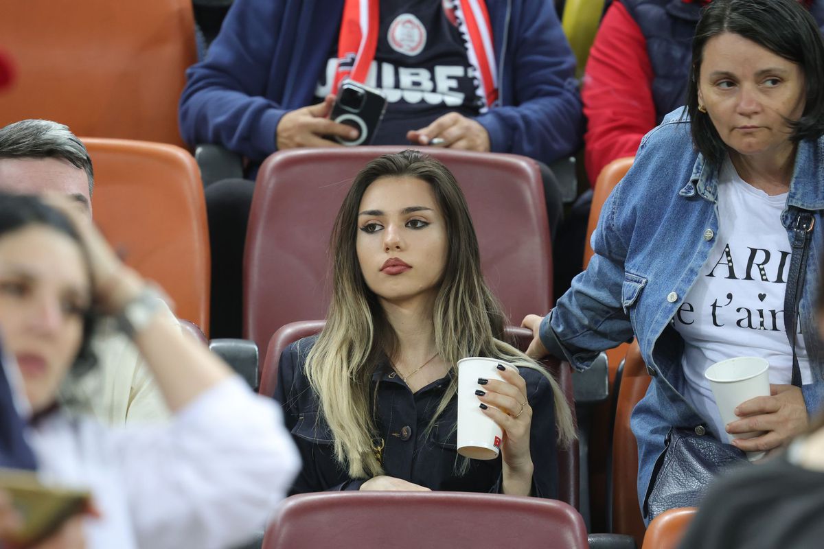 Ipostază neașteptată la Dinamo - Craiova » Vedeta, surprinsă cu trabuc și cu un pahar de vin la VIP