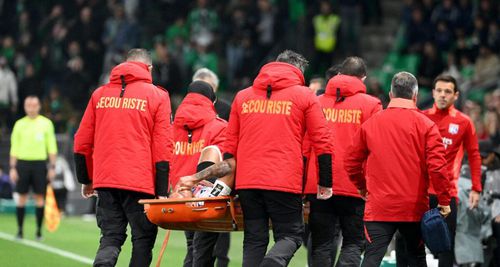 Corentin Tolisso, scos pe targă după ce a fost lovit de Lucas Stassin, autorul celor două goluri ale lui St. Etienne