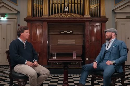 Tucker Carlson (stânga) și Conor McGregor (dreapta)/Foto: captură YouTube (Tucker Carlson)