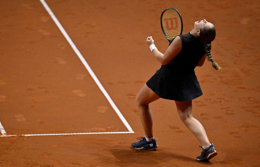 Jelena Ostapenko sărbătorind victoria la Stuttgart Foto: Imago Images Jelena Ostapenko, deasupra tuturor! » După Iga Swiatek, a spulberat-o pe Aryna Sabalenka în finala de la Stuttgart