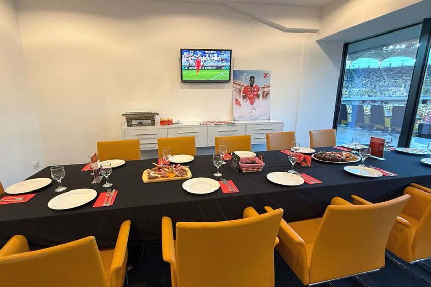 Cum arată meniul pentru biletele pe care fanii au plătit 390 lei la Dinamo - Universitatea Craiova: ouă de Paște vopsite în negru / foto: Andrei Crăițoiu (GSP)