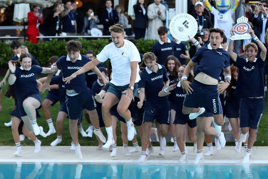 Holger Rune și saltul în piscină la Barcelona, alături de copiii de mingi Foto: Imago Images Holger Rune, în Top 3 al celor mai buni jucători pe zgură ai momentului? » „Când intră în ritm, poate învinge pe oricine”