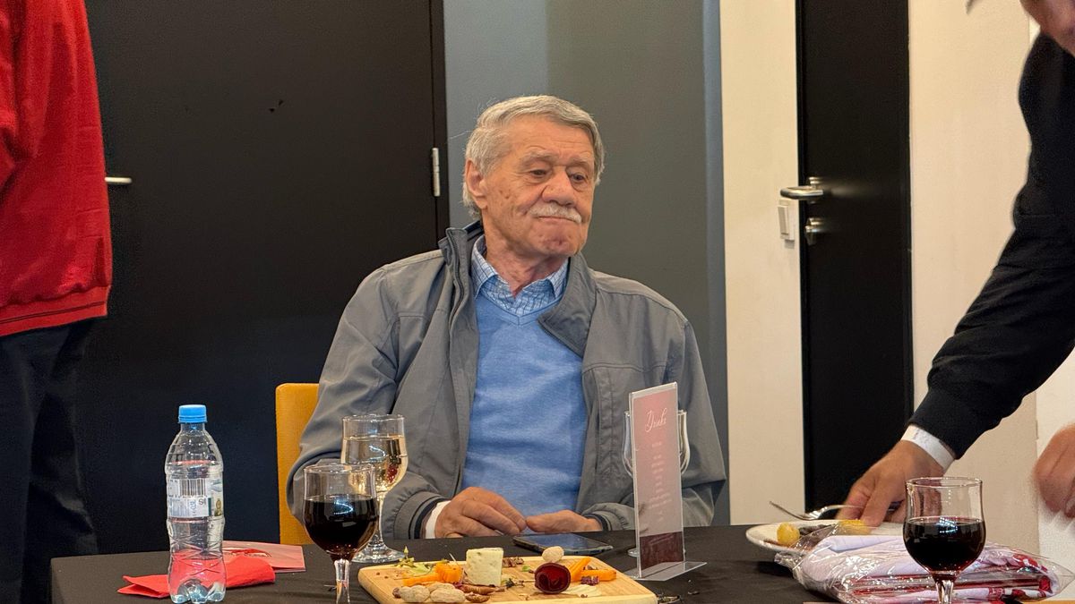 „Săgeata Carpaților”, în lojă la Dinamo - Universitatea Craiova: cum a fost surprins un cvadruplu campion al României