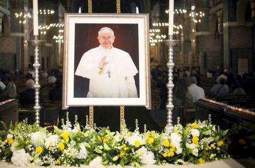 Trecerea Papei Francisc în Casa Domnului, în a doua zi după Învierea lui Isus Cristos, a făcut ca fotbalul să se oprească forțat azi
