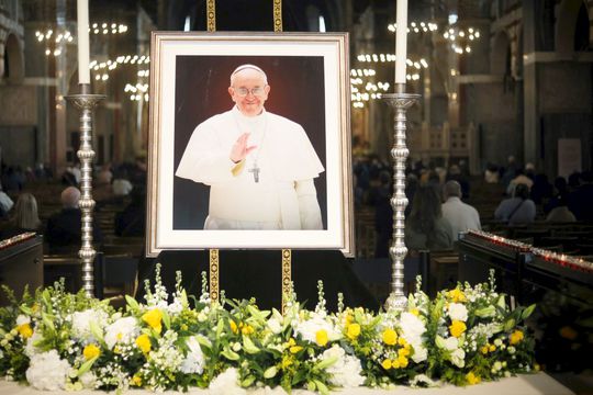 Trecerea Papei Francisc în Casa Domnului, în a doua zi după Învierea lui Isus Cristos, a făcut ca fotbalul să se oprească forțat azi