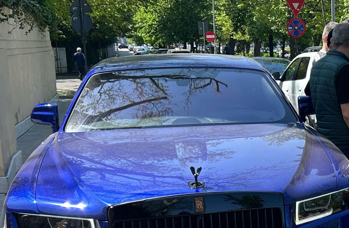 Gigi Becali a apărut la Palat cu noul supercar de 500.000 de euro: „Este cea mai bună dintre toate, doar cu ea mai merg”