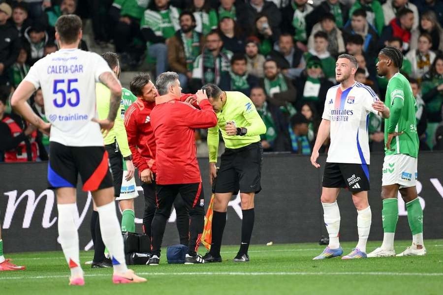 Scandal monstru la St. Etienne! „Roșu” retras, greșeală recunoscută. Arbitru lovit, meci întrerupt!