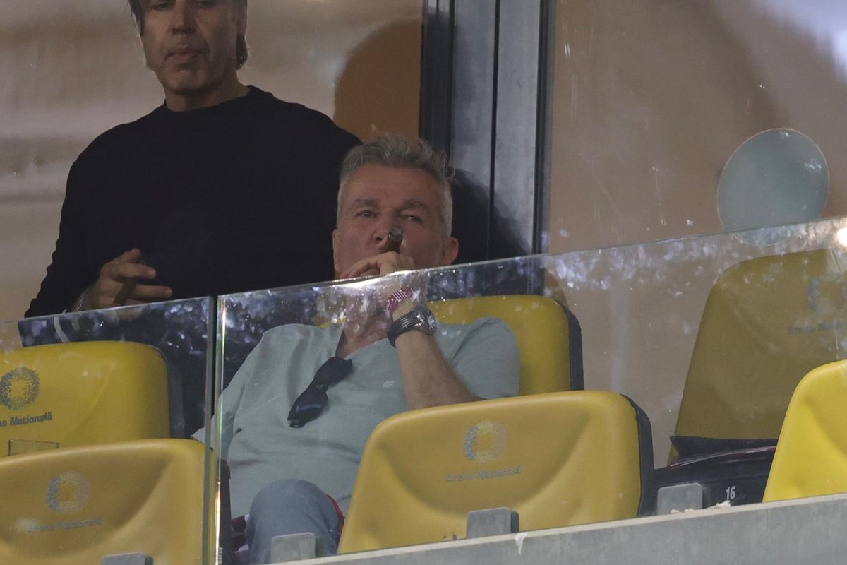 Ipostază neașteptată la Dinamo - Craiova » Vedeta, surprinsă cu trabuc și cu un pahar de vin la VIP