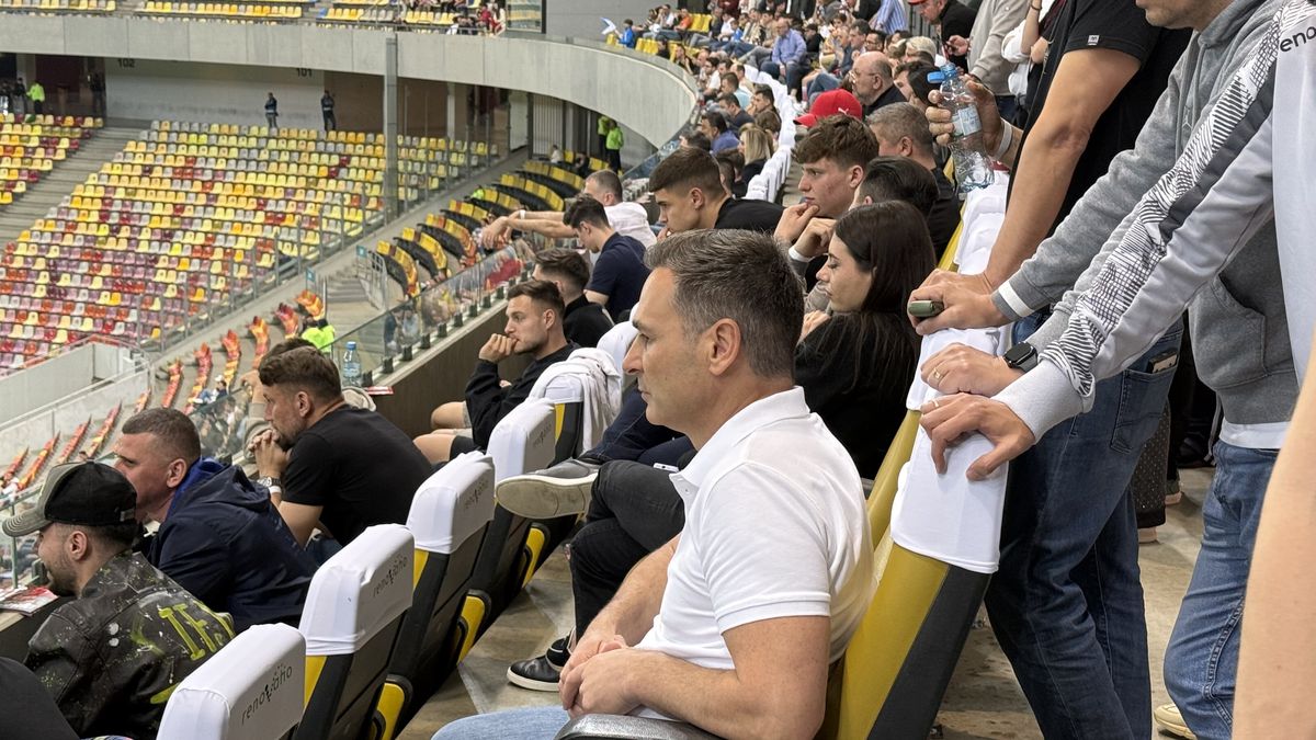 Ipostază neașteptată la Dinamo - Craiova » Vedeta, surprinsă cu trabuc și cu un pahar de vin la VIP