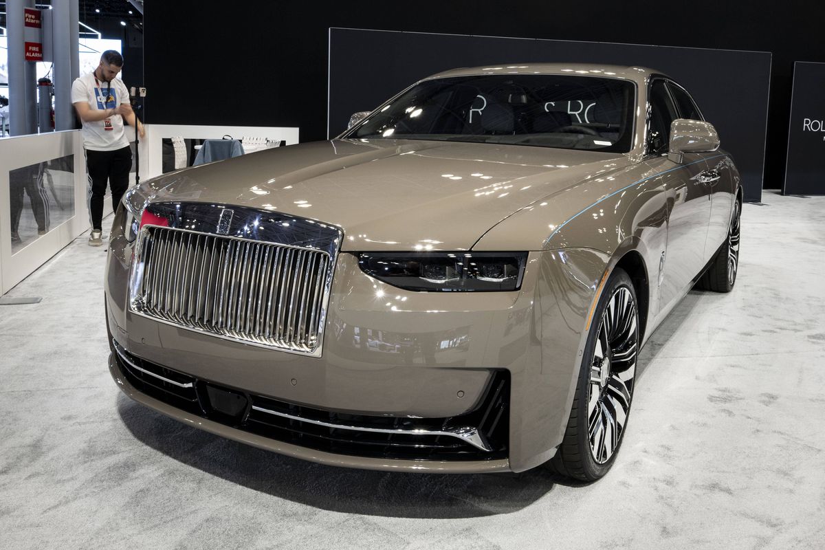 Gigi Becali a apărut la Palat cu noul supercar de 500.000 de euro: „Este cea mai bună dintre toate, doar cu ea mai merg”