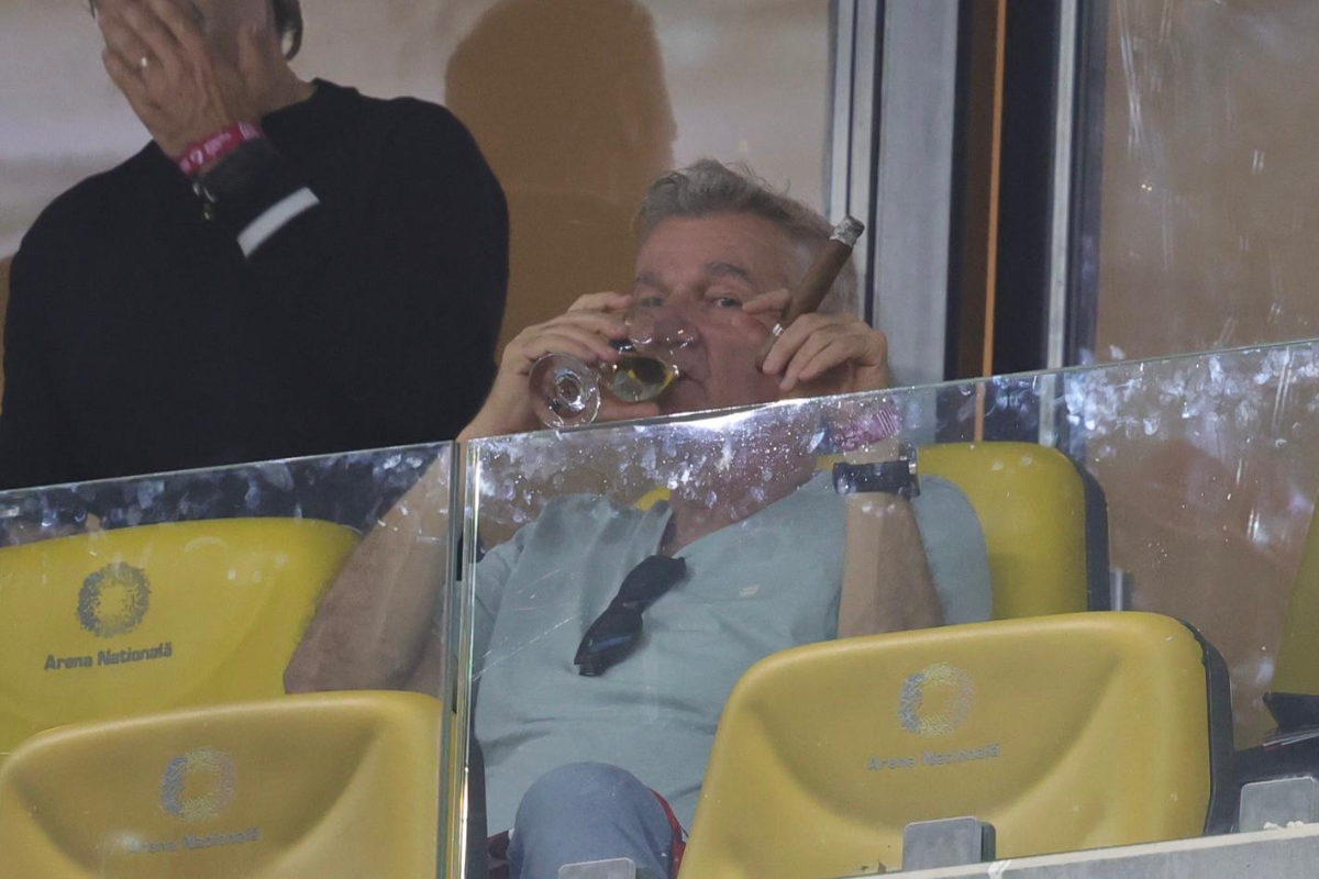 Ipostază neașteptată la Dinamo - Craiova » Vedeta, surprinsă cu trabuc și cu un pahar de vin la VIP