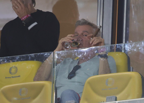 Ipostază neașteptată la Dinamo - Craiova » Vedeta, surprinsă cu trabuc și cu un pahar de vin la VIP