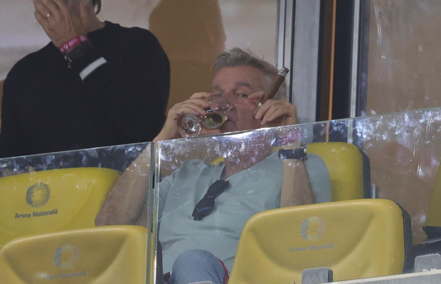 Ipostază neașteptată la Dinamo - Craiova » Vedeta, surprinsă cu trabuc și cu un pahar de vin la VIP