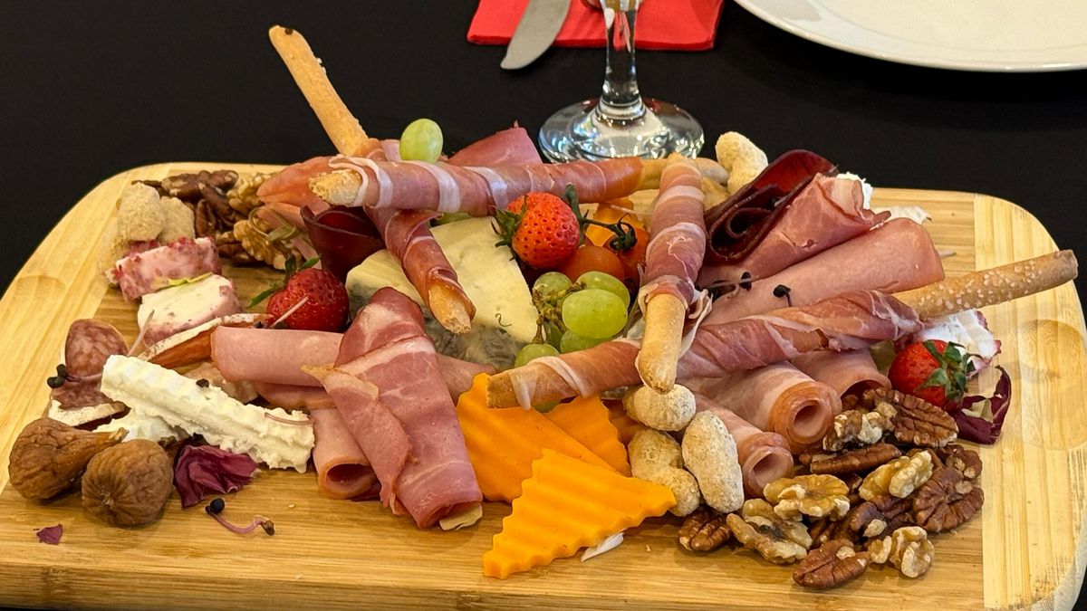 Cum arată meniul pentru fanii care au plătit 390 lei la Dinamo - Universitatea Craiova: ce surpriză au primit