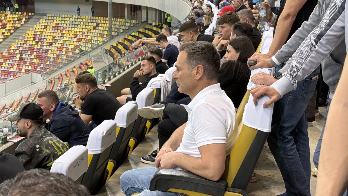 Ipostază neașteptată la Dinamo - Craiova » Vedeta, surprinsă cu trabuc și cu un pahar de vin la VIP