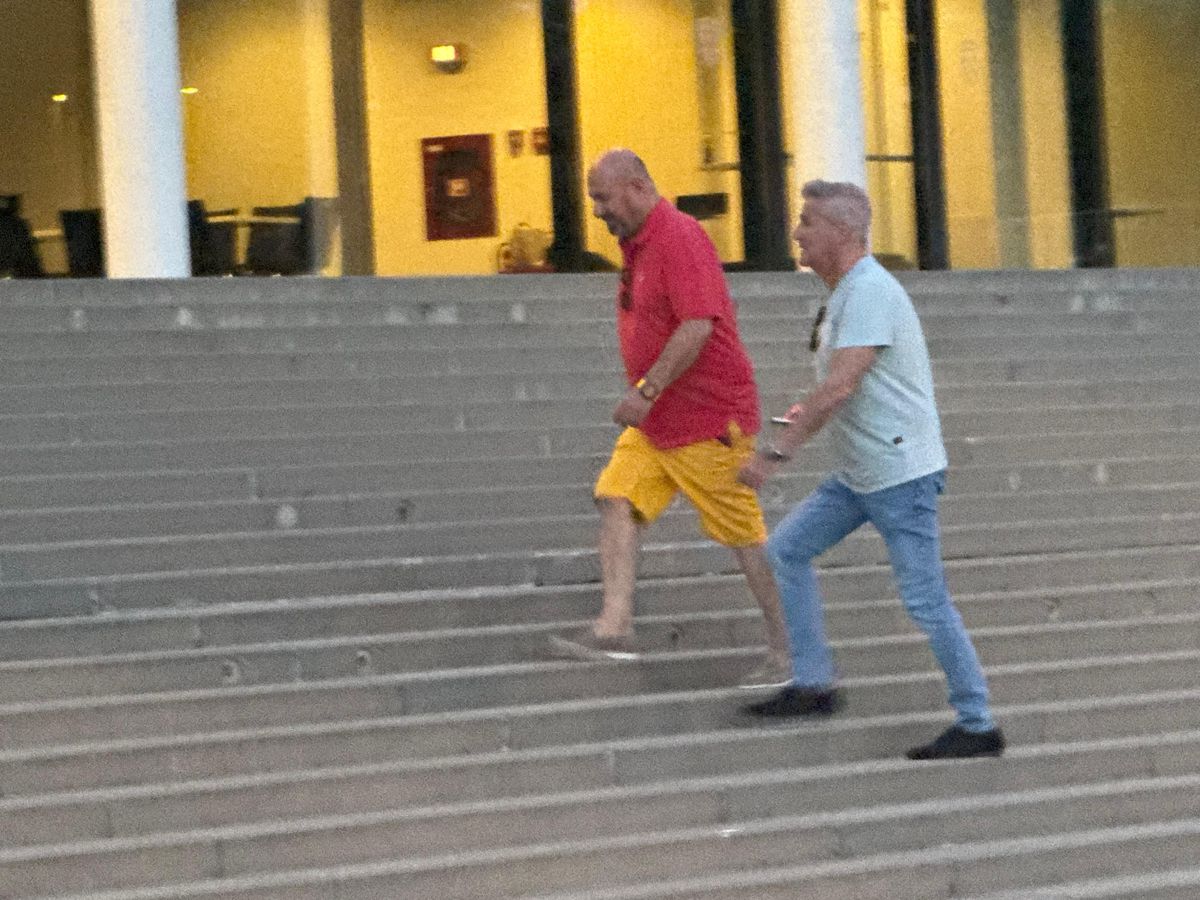 Ipostază neașteptată la Dinamo - Craiova » Vedeta, surprinsă cu trabuc și cu un pahar de vin la VIP