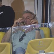 Dan Bittman, solistul formaţiei Holograf şi unul dintre cei mai mari suporteri ai FCSB, prezent la Dinamo - Universitatea Craiova. Foto: Ionuț Iordache (GSP)