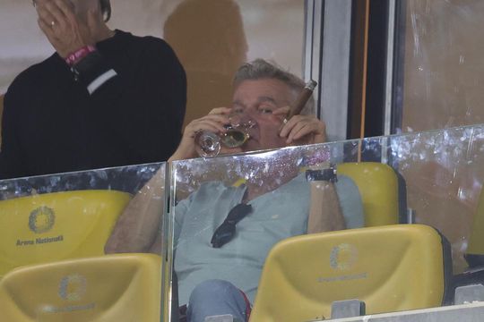 Dan Bittman, solistul formaţiei Holograf şi unul dintre cei mai mari suporteri ai FCSB, prezent la Dinamo - Universitatea Craiova. Foto: Ionuț Iordache (GSP)