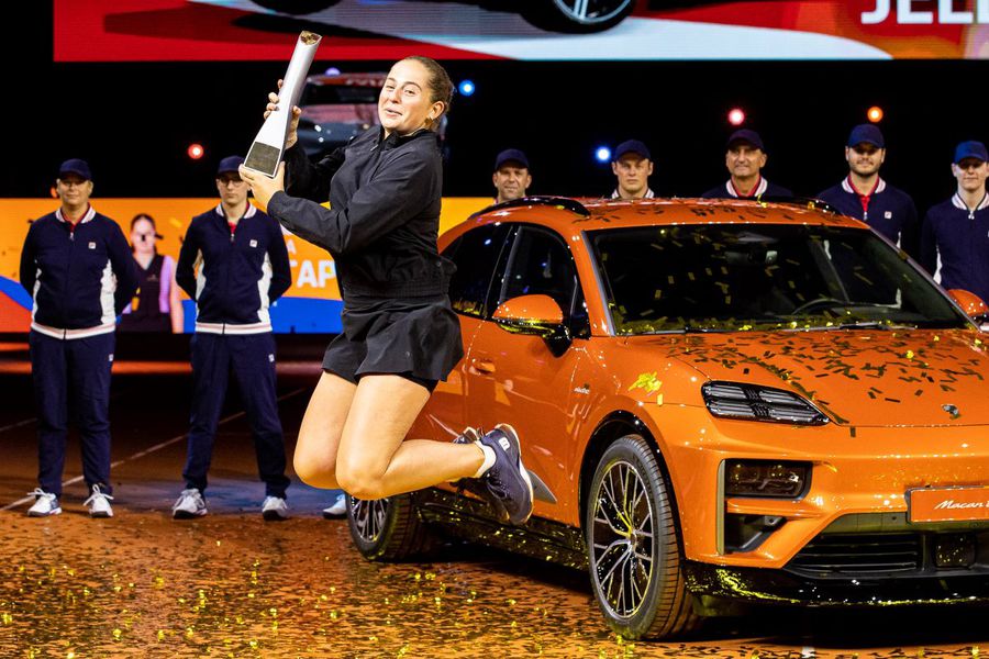 Jelena Ostapenko sărbătorind victoria de la Stuttgart Foto: Imago Images Dialogul haios între Aryna Sabalenka și Jelena Ostapenko după finala de la Stuttgart: „Distracție plăcută la volan” / „Cred că mă urăști”