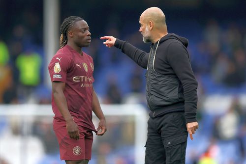 Jeremy Doku și Pep Guardiola în Everton - Manchester City, foto: Getty Images