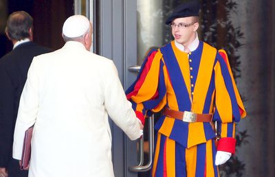 Obiceiul neștiut al regretatului Papa Francisc » Ce îi cerea unei gărzi elvețiene în fiecare săptămână