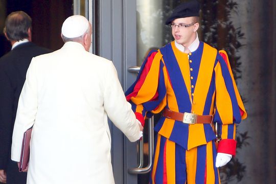 Papa Francisc și una dintre garzile elvețiene, foto: Guliver/gettyimages