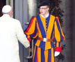 Papa Francisc și una dintre garzile elvețiene, foto: Guliver/gettyimages