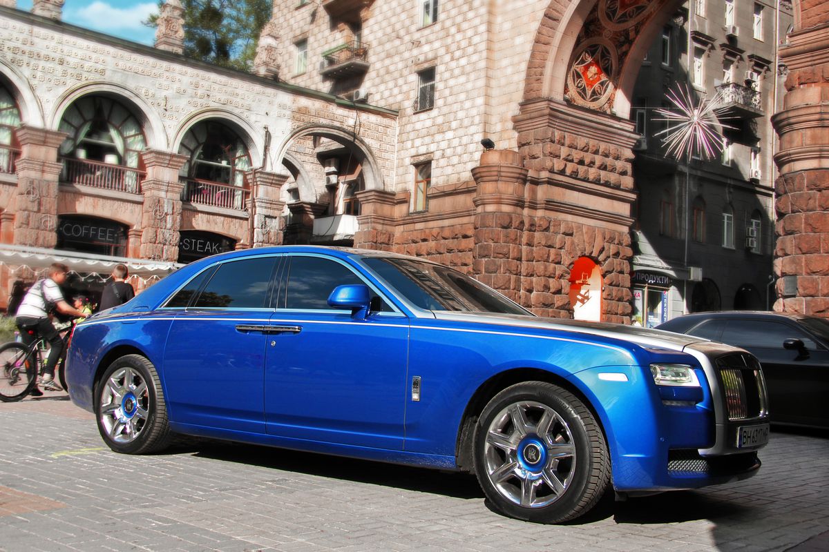 Gigi Becali a apărut la Palat cu noul supercar de 500.000 de euro: „Este cea mai bună dintre toate, doar cu ea mai merg”