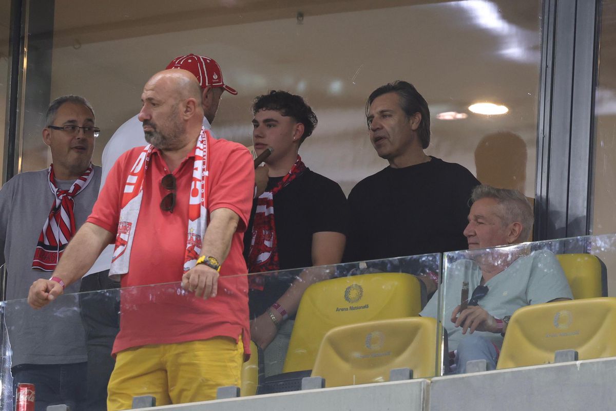 Ipostază neașteptată la Dinamo - Craiova » Vedeta, surprinsă cu trabuc și cu un pahar de vin la VIP