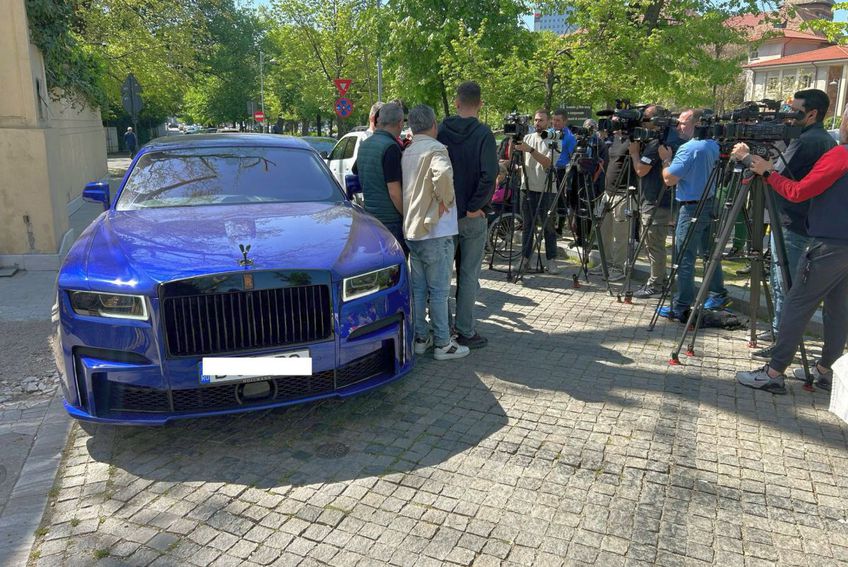 GALERIE FOTO Gigi Becali a apărut la Palat cu noul supercar de 500.000 de euro: „Este cea mai bună dintre toate, doar cu ea mai merg”