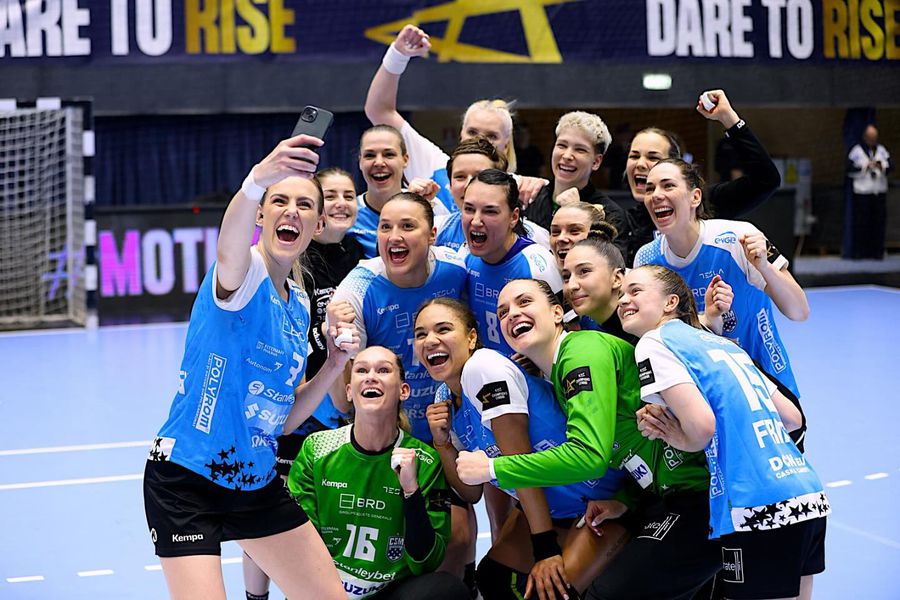 FOTO: Facebook @CSM București Costi Prună remarcă momentul cu Neagu de la finalul meciului CSM București - Esbjerg: când festivismul înlocuiește „golul” din ADN!