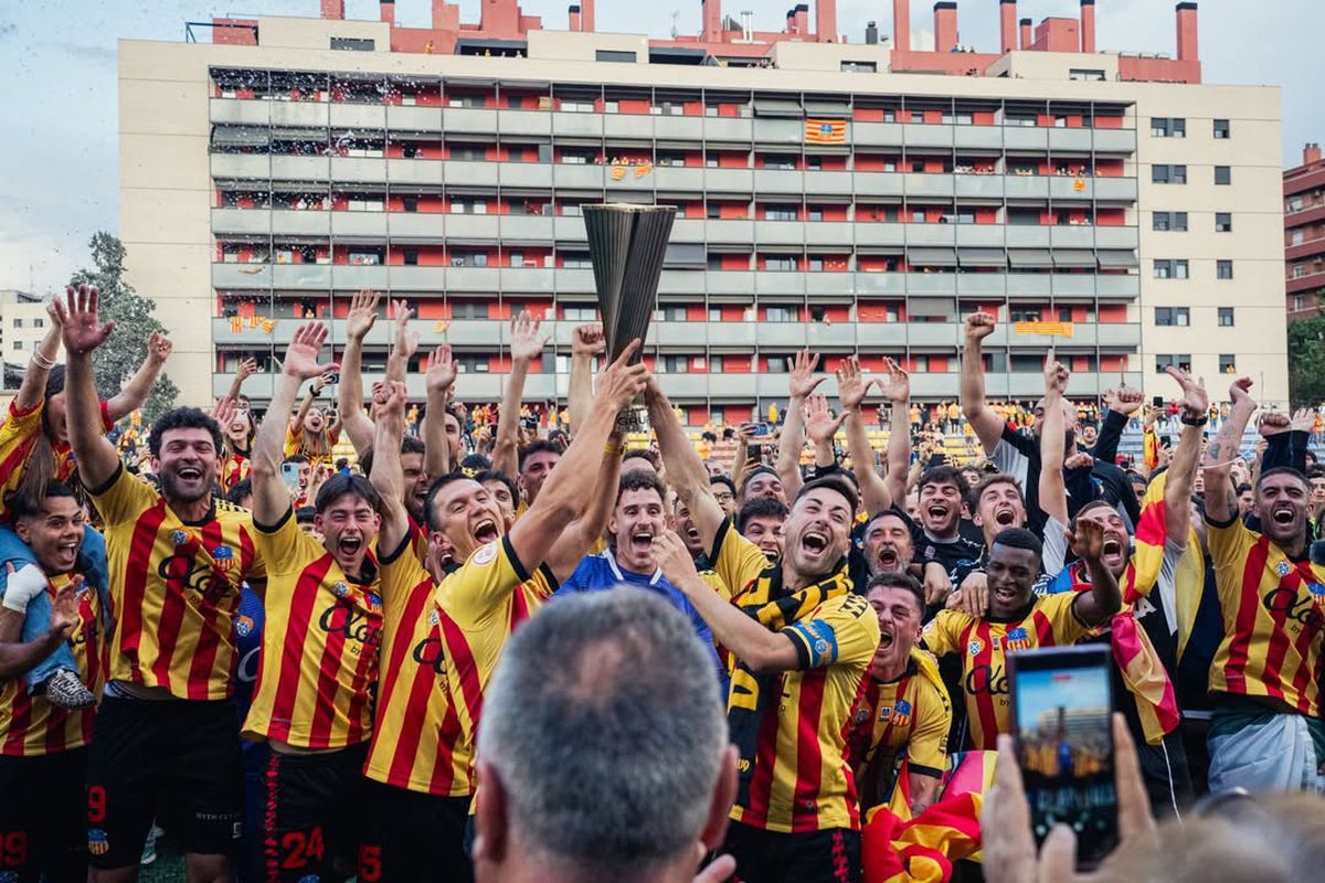 Clubul recunoscut pentru susținerea cauzelor antirasiste și antifasciste a promovat! Sărbătoare cu 6.000 de fani pe stadionul dintre blocuri