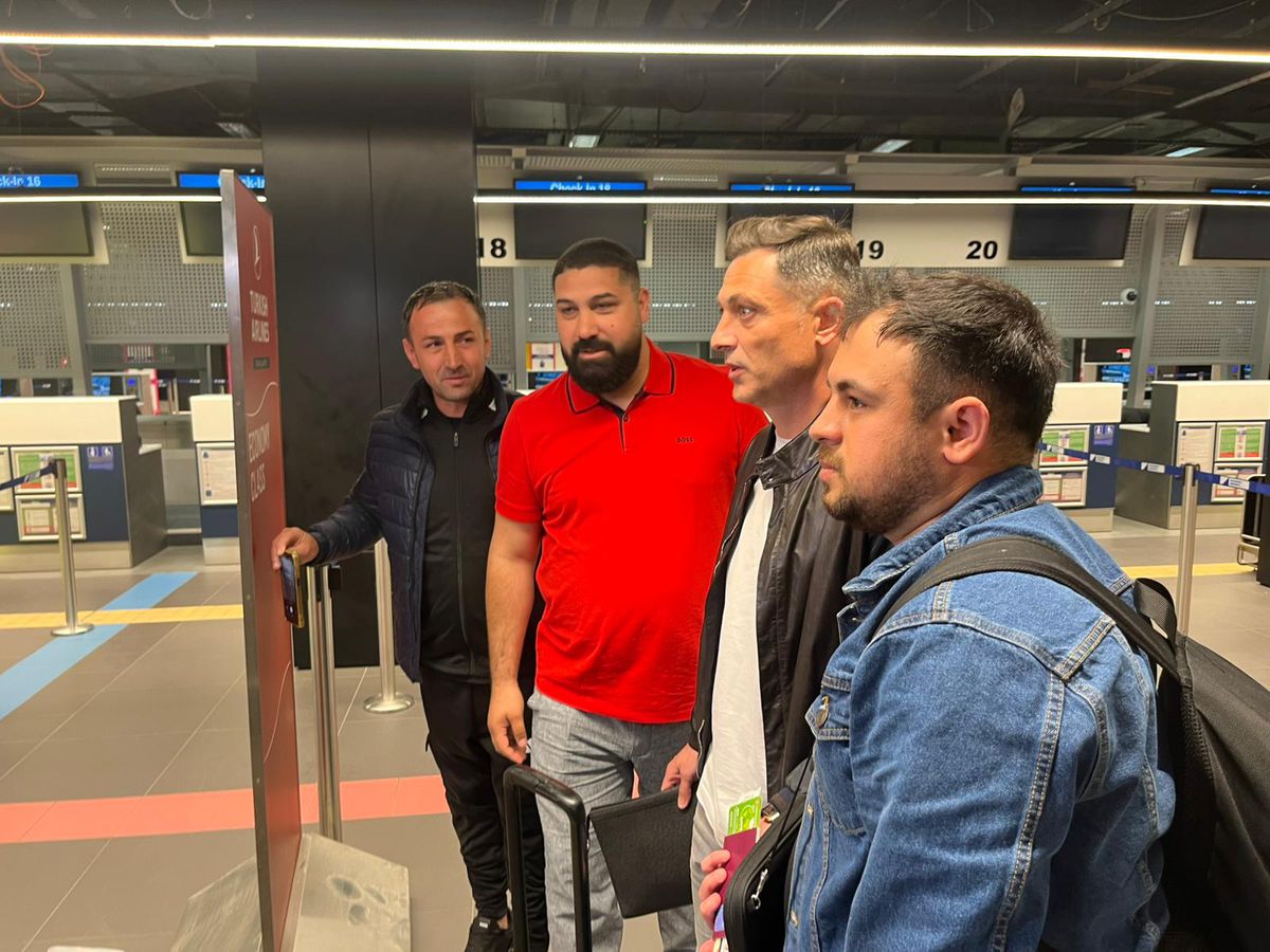 Mirel Rădoi și staff-ul lui, la plecarea din România